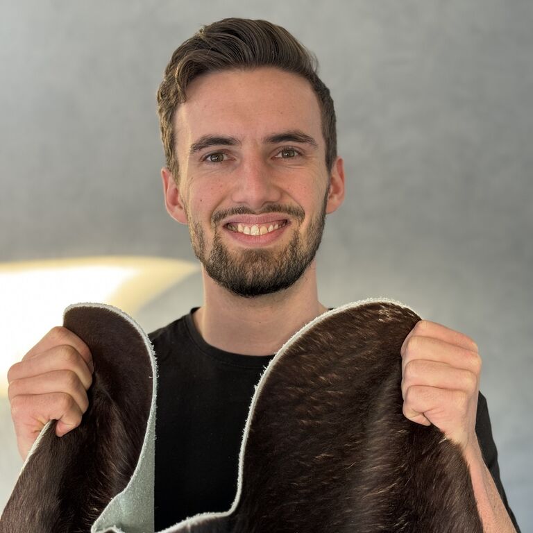 Camiel van Koeienhuidvloerkleed.nl met een koeienhuid vloerkleed