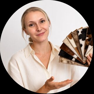 Interieuradviseur met koeienhuid kleurstalen.